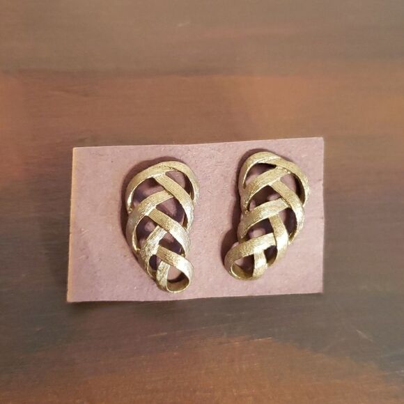 Vintage Avon Brushed Silver Ribbon Pierced Earrings - Picture 1 of 1
